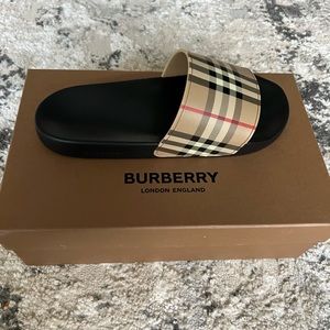 brand new Burberry ‘archive beige IP CHK’ slides. men’s 9 _ 43
